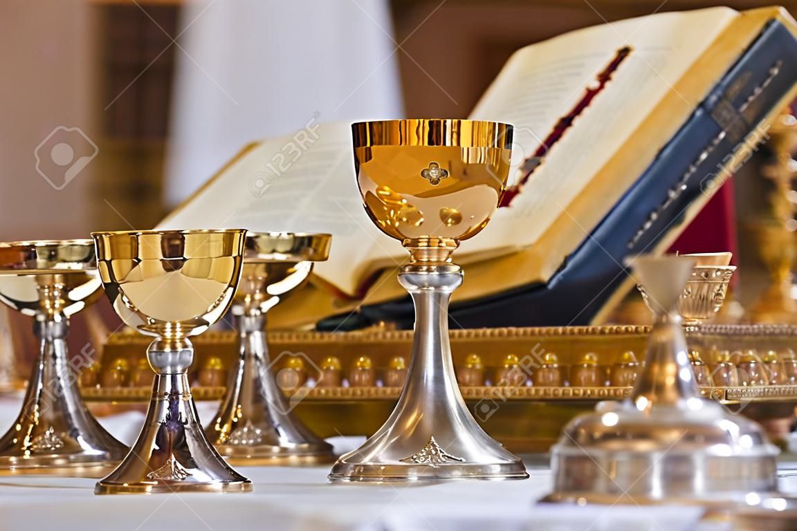 na ołtarzu cyborium i mszy kielichowej zawierają wino i hostie, krew i ciało Chrystusa