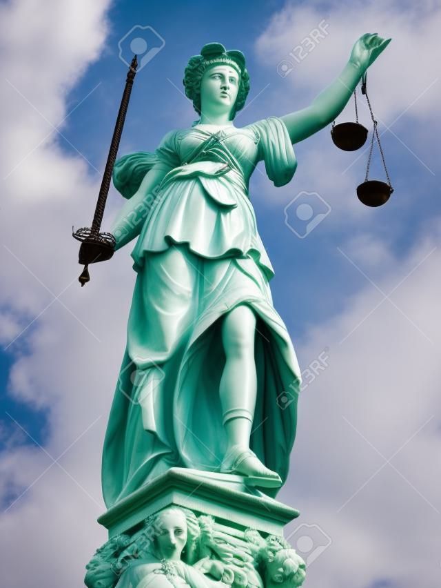 Statue of Lady Justice (Justitia) in Frankfurt, Deutschland. Isoliert auf weiß.