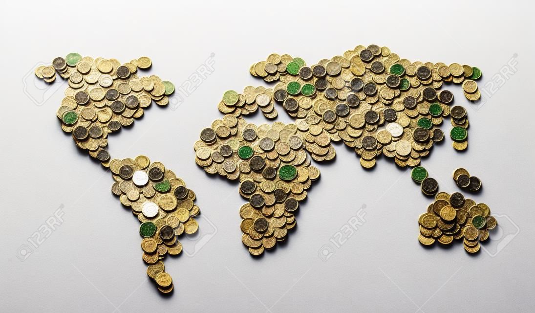 Mappa del denaro globale. Mappa del mondo fatto di denaro monete isolato su sfondo bianco
