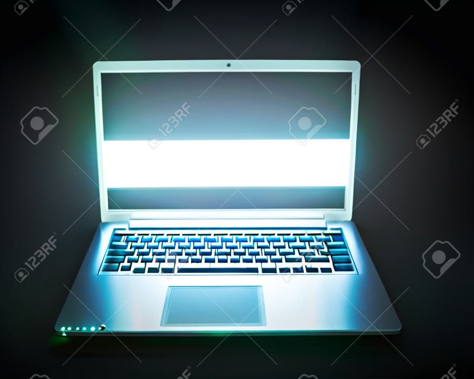 Laptopcomputer met gloeiend scherm in het donker