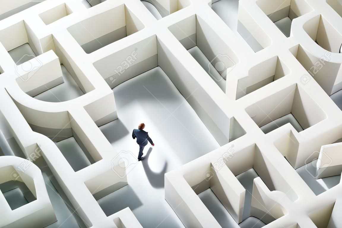 Business-Herausforderung. Ein Geschäftsmann durch ein Labyrinth navigieren. Aufsicht