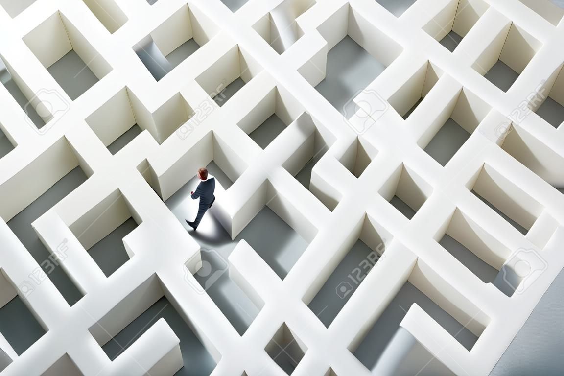 Sfida di affari. Un uomo d'affari la navigazione attraverso un labirinto. Vista dall'alto