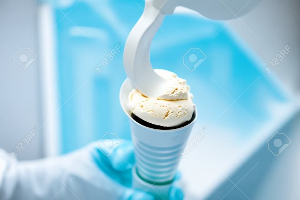 乳脂状的冰淇凌的工业准备在厨房的。