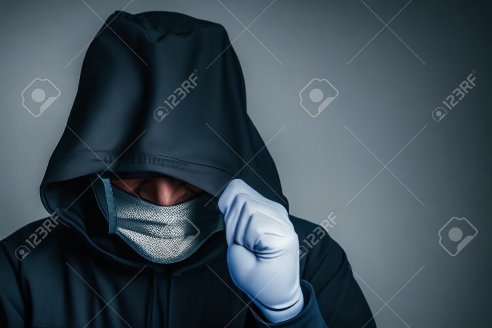 Verdächtiger Mann mit Kapuze und Maske