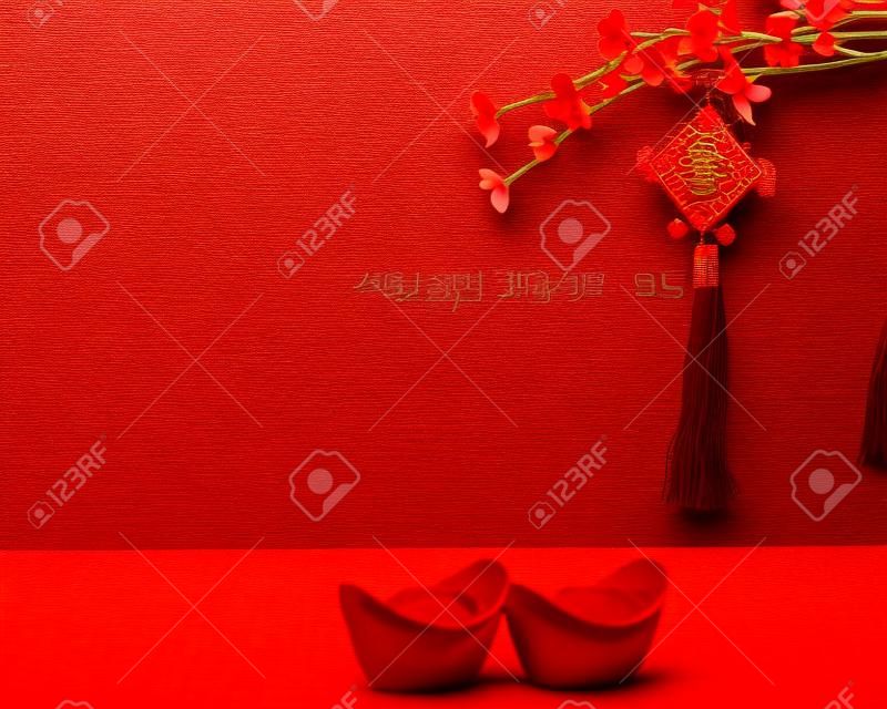 Decoração de ano novo chinês em um fundo vermelho Flores de boa sorte e pedaço de ouro.
