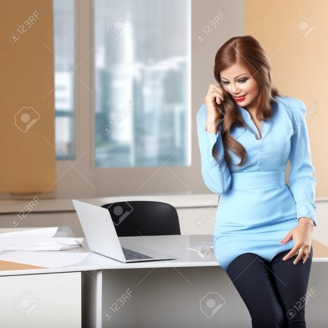 Portret van zakenvrouw secretaresse in kantoor. Busniess concept