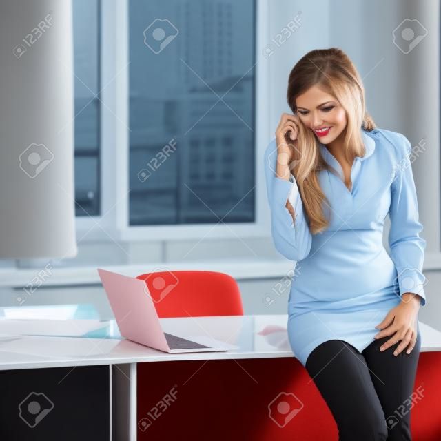 Portret van zakenvrouw secretaresse in kantoor. Busniess concept