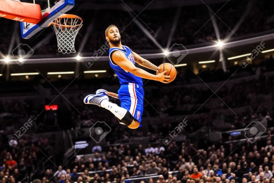 Horizontale Foto des Basketball-Spielers im Spiel macht Reverse-Slam dunk. NBA. Basketball Spiel. Sportler spielt Basketball.
