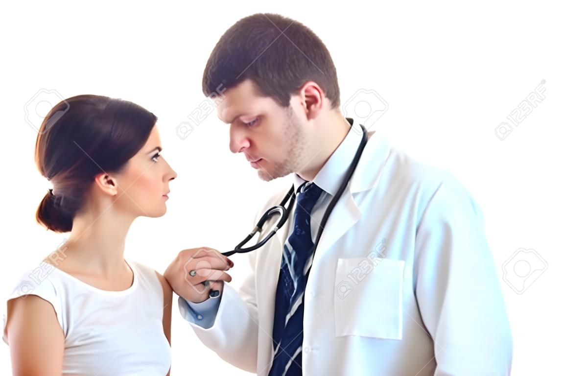 El médico escucha al paciente los bronquios aislados sobre fondo blanco