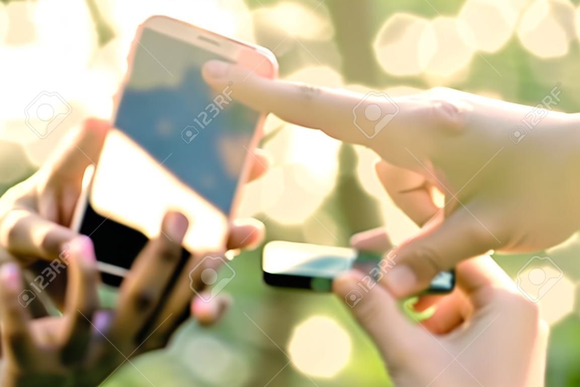 Les adolescents avec un téléphone mobile