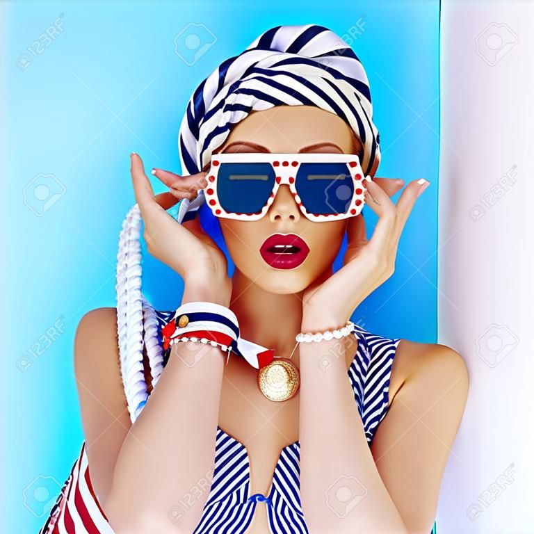 Sommer-Dame in Glamouröse Vintage-Stil. Wassersport-Mode
