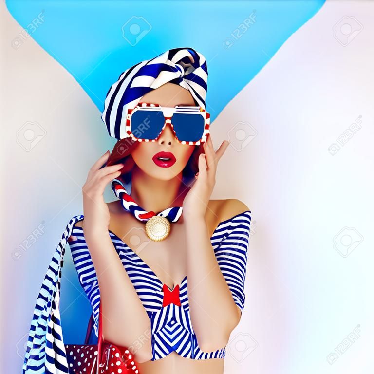 Sommer-Dame in Glamouröse Vintage-Stil. Wassersport-Mode