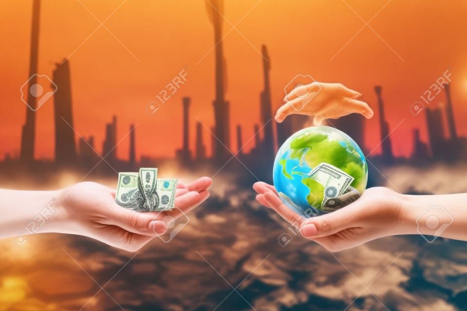 Die linke Hand hält Geld. Rechte Hand hält eine Erde Es gibt einen Bokeh-Hintergrund. Gestaltungskonzept Natur oder Kapitalismus.