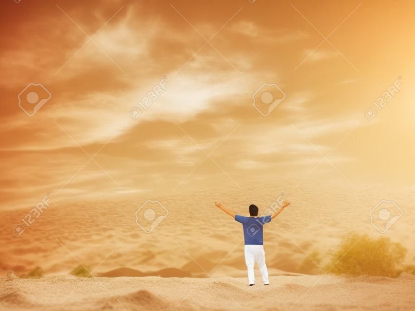 Um homem asiático está dando um passeio na areia em um dia agradável. Conceitos de exercício e relaxamento
