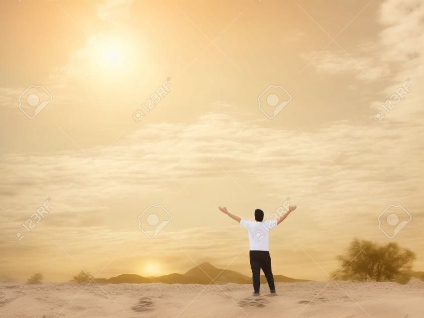 Um homem asiático está dando um passeio na areia em um dia agradável. Conceitos de exercício e relaxamento