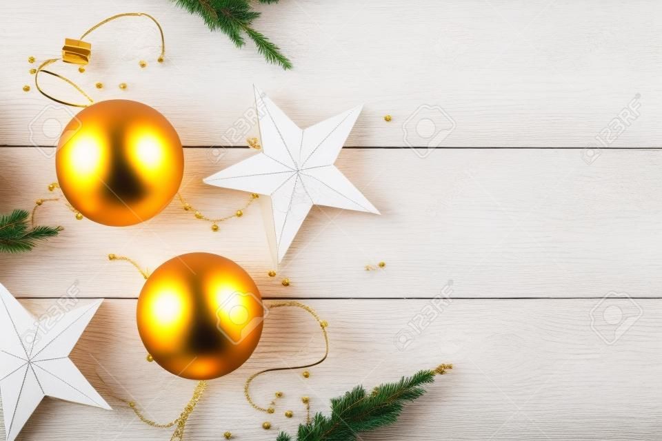 Kerstmis gouden decoraties op wit houten achtergrond. Kerstmis, nieuwjaar, winter concept. Platte lag, top uitzicht, kopieer ruimte