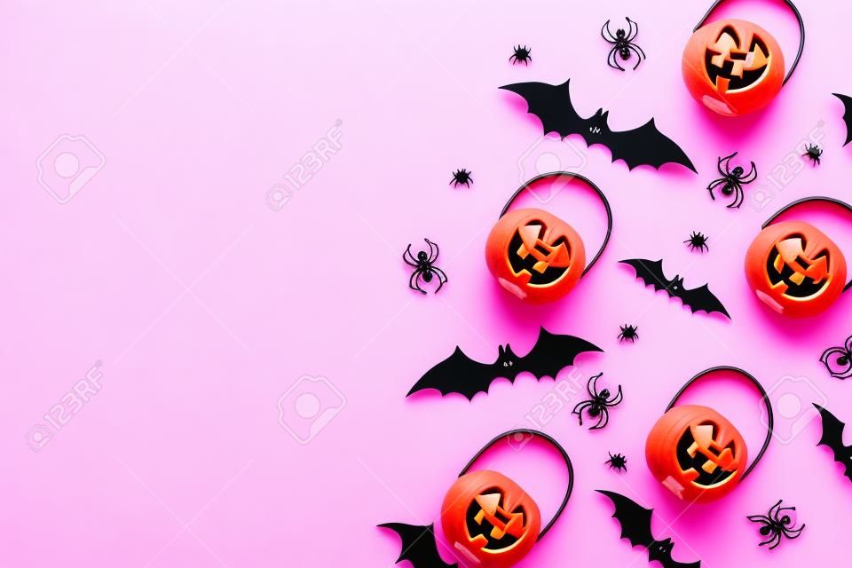 Halloween-Dekorationen auf pastellrosa Hintergrund. Halloween-Konzept. Flache Lage, Ansicht von oben, Kopienraum