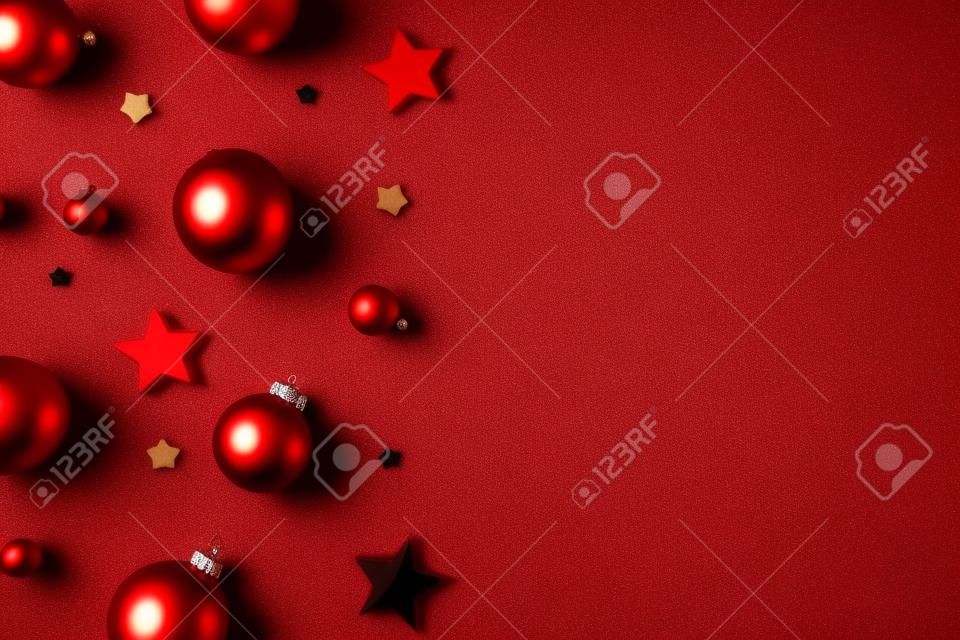 Kerst compositie. Kerstmis rode en zwarte decoraties op rode achtergrond. Platte lay, top view, kopieer ruimte