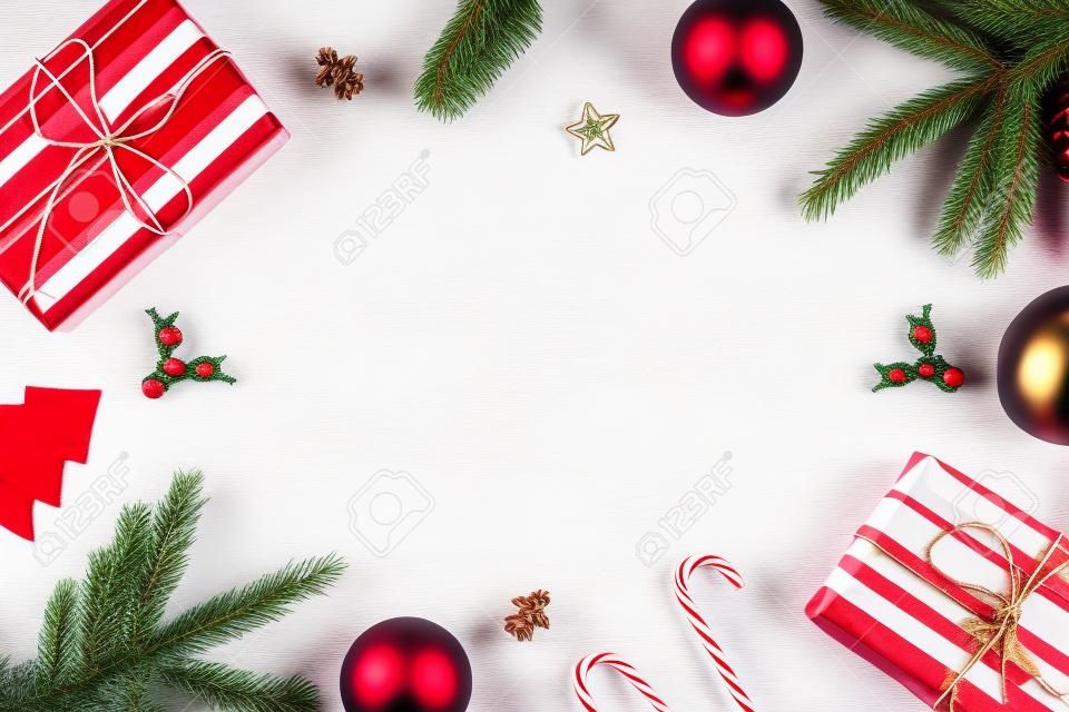 Kerstmis compositie. Kerstcadeaus, dennenboom takken, decoraties op witte achtergrond. Plat leggen, bovenaanzicht, kopieer ruimte