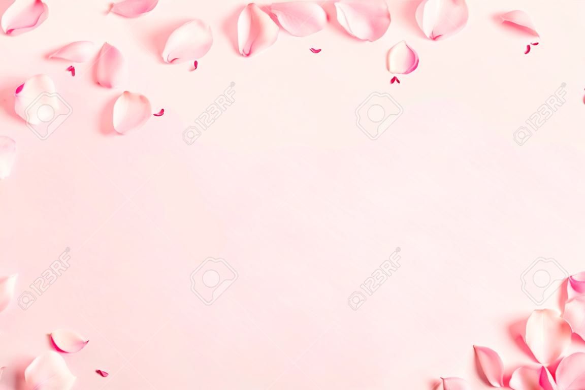 Kompozycja kwiatów. Płatki róż na pastelowym różowym tle. Walentynki, dzień matki, koncepcja dzień kobiet. Płaski układanie, widok z góry, kopia przestrzeń