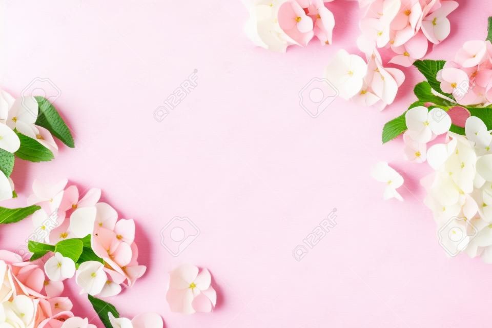 Blumen Zusammensetzung. Hortensie blüht auf pastellrosa Hintergrund. Flache Lage, Ansicht von oben, Kopienraum
