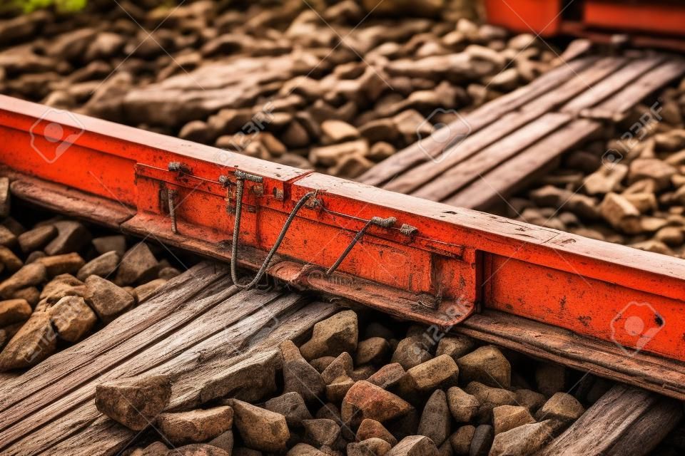 Nahaufnahme des alten Verbindungspunktzugs oder der Eisenbahnschienen mit Holzunterlage Auf dem Land Thailand