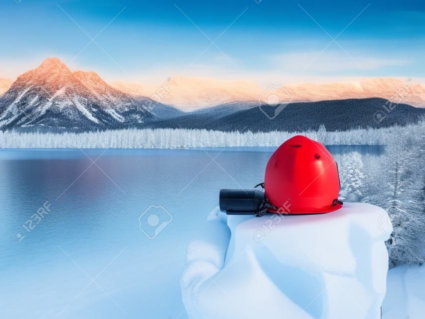 山と湖のある冬の風景