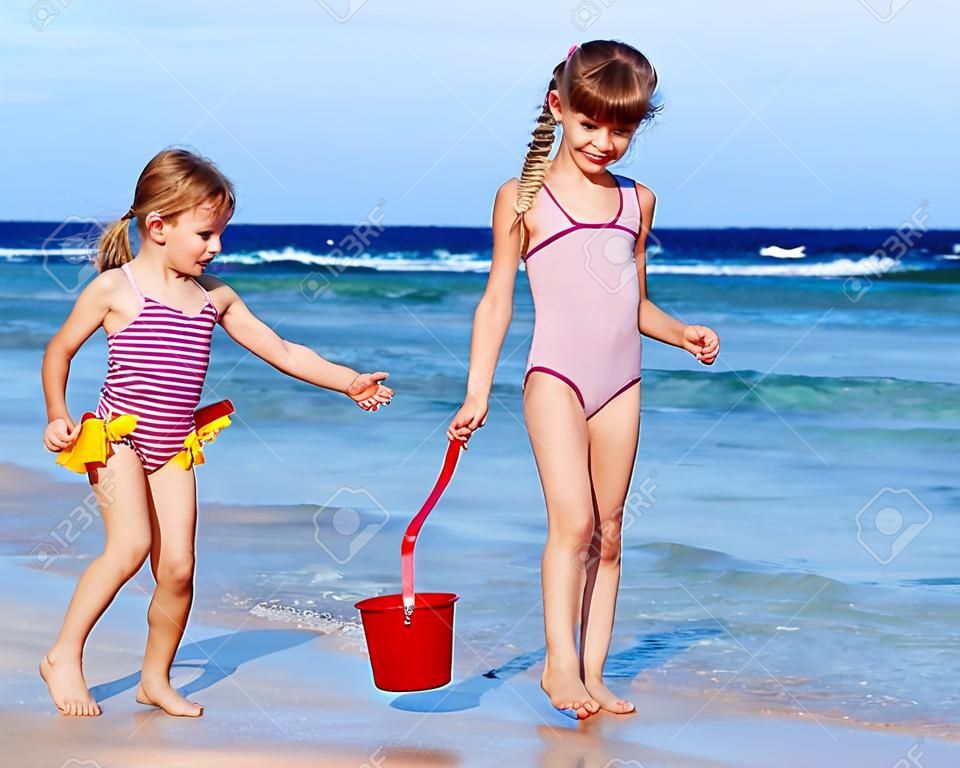 Стоковые фотографии по запросу Маленькая девочка пляж