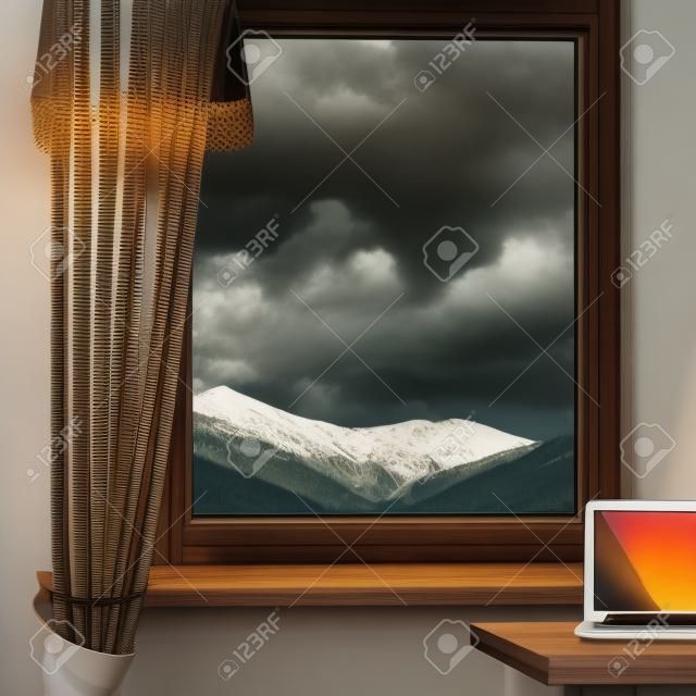 moderner Laptop auf einem Holztisch in einem hellen Raum