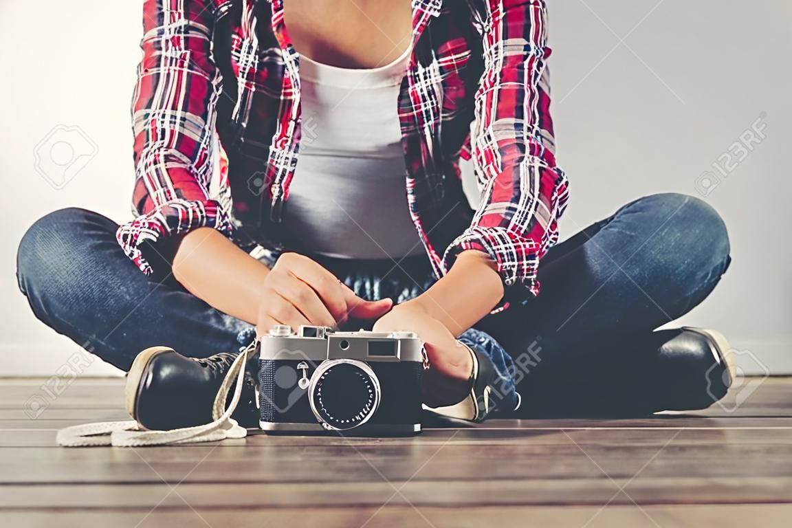 jeune belle femme hippie avec une vieille caméra rétro