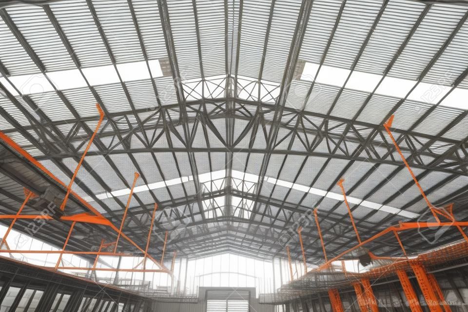 Stalowa więźba dachowa w warsztacie samochodowym, Stalowa rama dachu W budowie, Wnętrze dużego budynku przemysłowego lub fabryki o konstrukcji stalowej.
