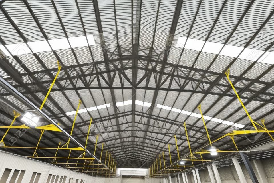 Telhado de aço treliça no centro de reparo de carro, estrutura de telhado de aço Em construção, O interior de um grande edifício industrial ou fábrica com construções de aço.