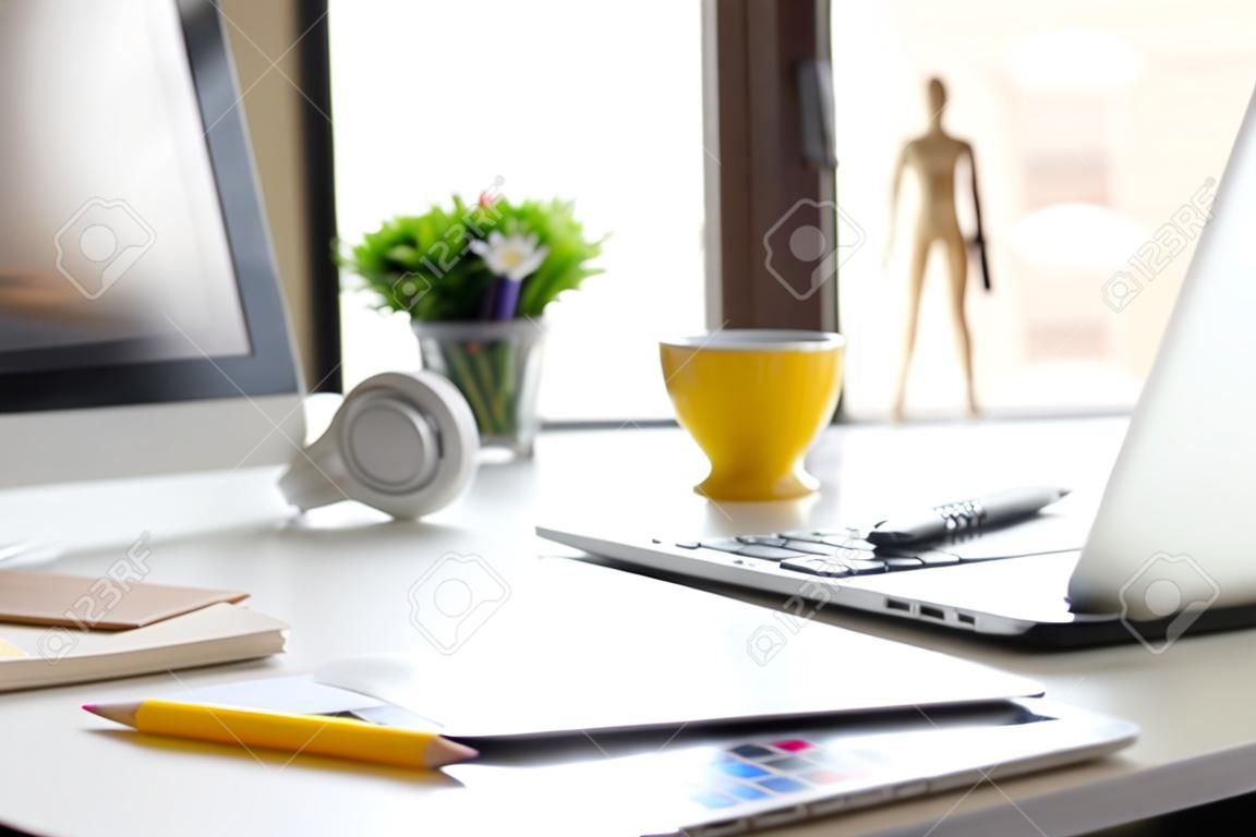 아침에 디지털 태블릿 메모장 다채로운 연필 컴퓨터를 갖춘 측면 보기 현대 사무실 작업장