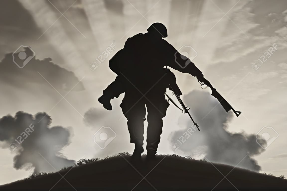 Savaş ve çatışma kavramı. Asker duman gökyüzünde bir arka plan üzerinde yaralı bir asker taşır