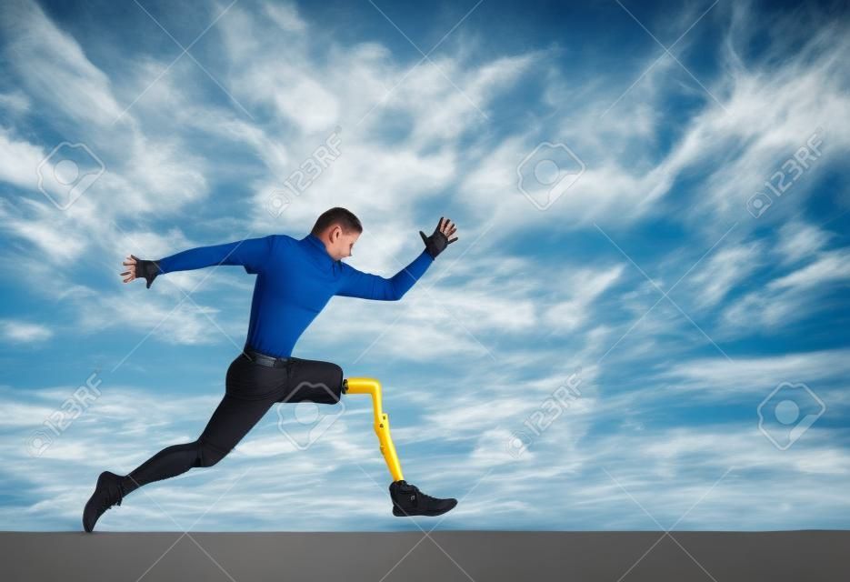 用一只假腿在地上跑步的残疾人