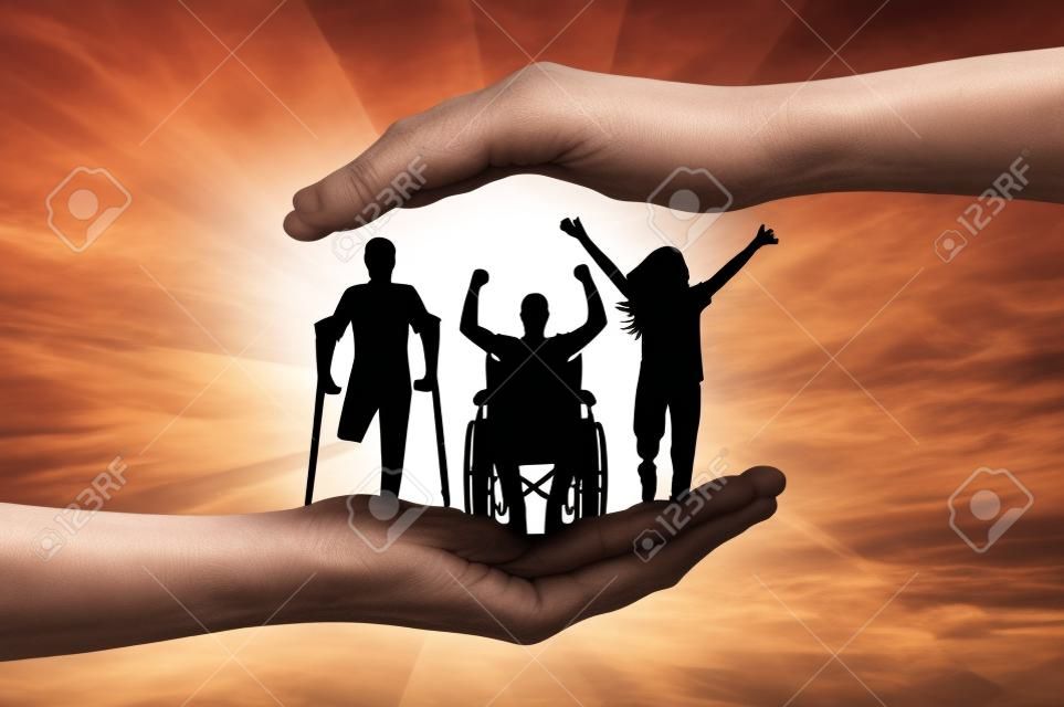Gelukkige mensen met een handicap in de handen, onder bescherming en begeleiding.