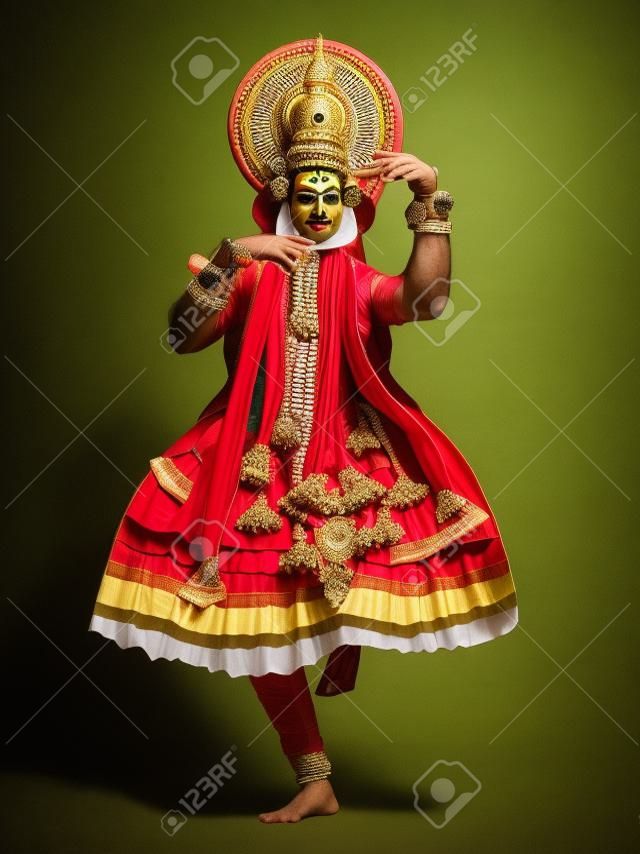 Uomo che esegue la danza classica Kathakali del Kerala, India