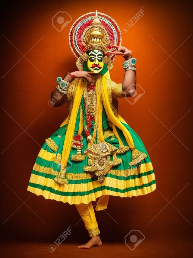 Hombre realizando danza clásica Kathakali de Kerala, India