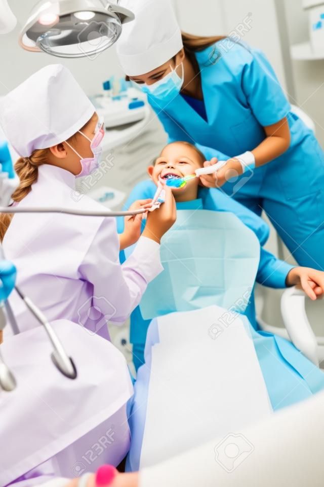 Imagen de niña curación sus dientes en la Oficina del dentista