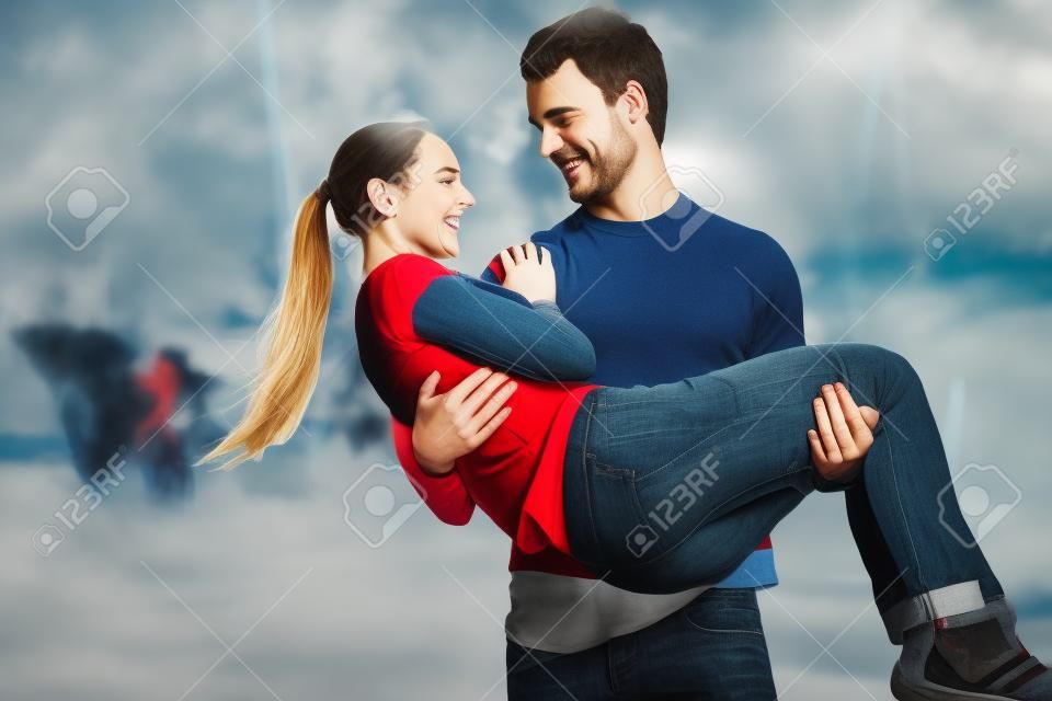 Un hombre joven con su chica en manos