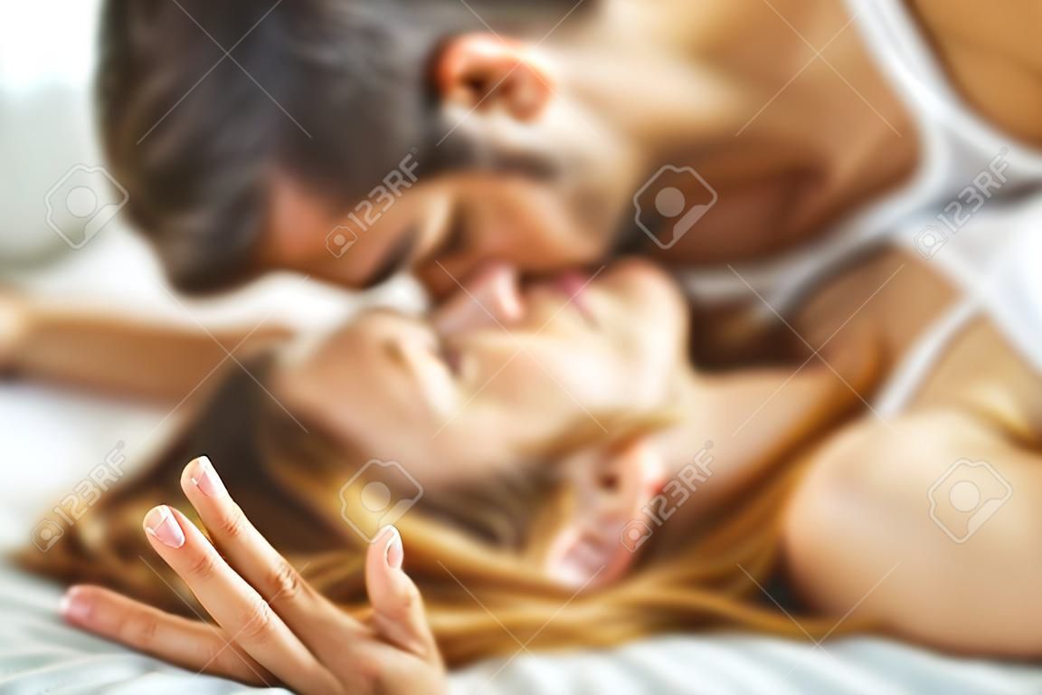 Paar leidenschaftlich küssen im Bett