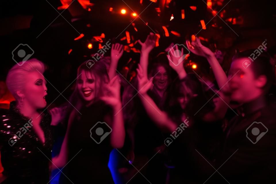Gente bailando en la discoteca en la noche de Halloween