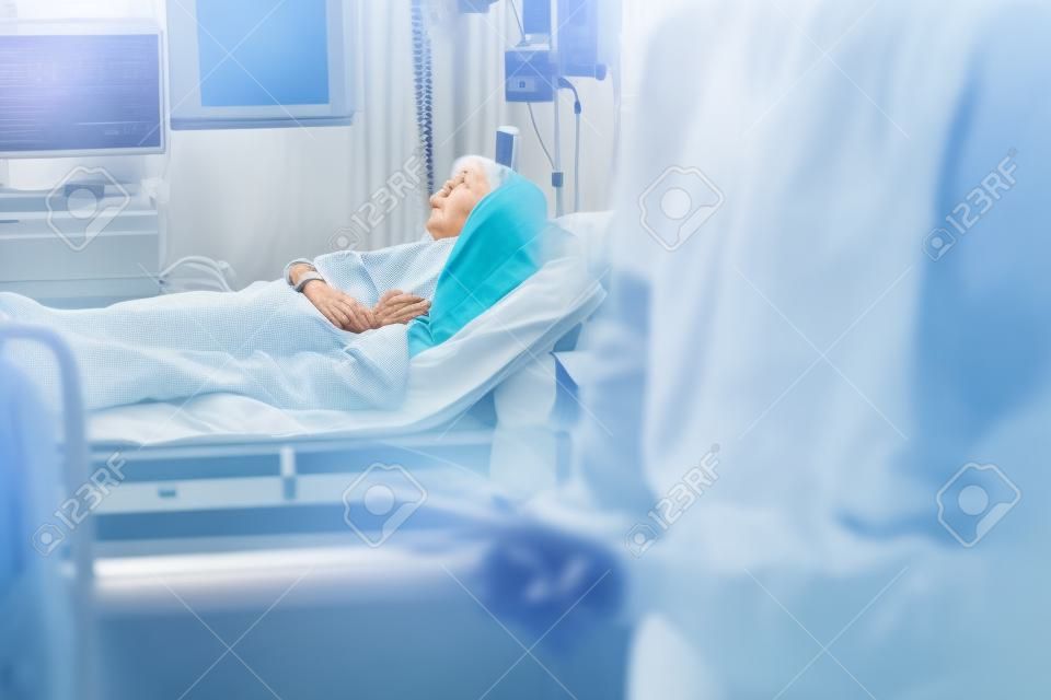 Ältere Frau in der ICU liegend
