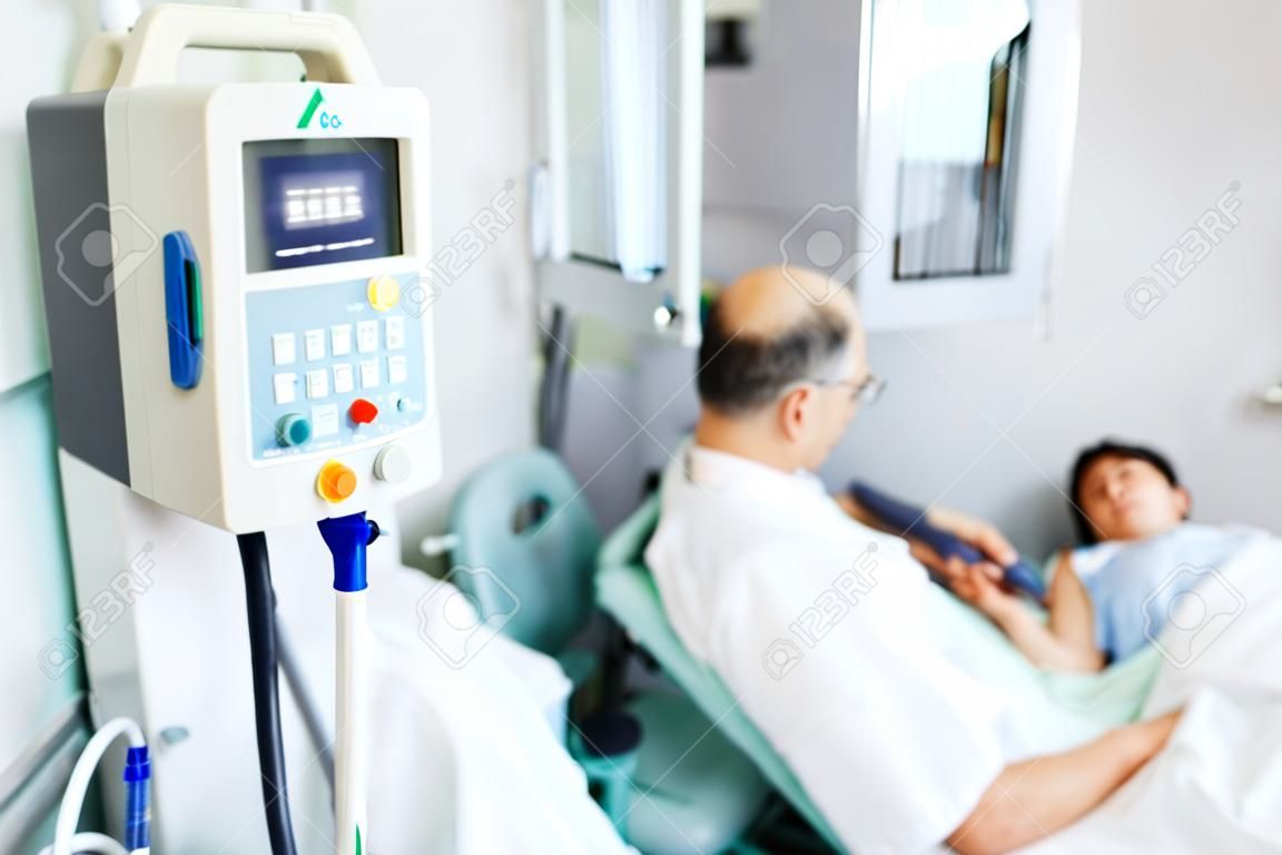 Contagoccia digitale con paziente e medico su priorità bassa