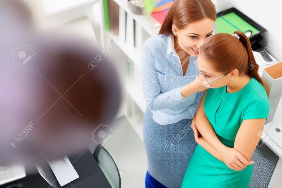 Due femmine spettegolare in ufficio