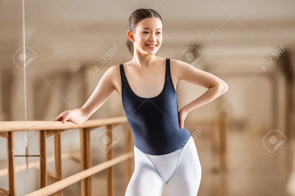 Glückliche Ballerina stehend von Handlauf aus Holz
