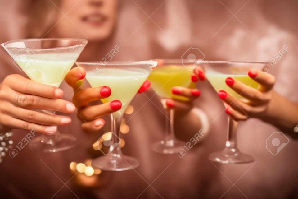 Weibliche Hände mit Cocktails während Toast
