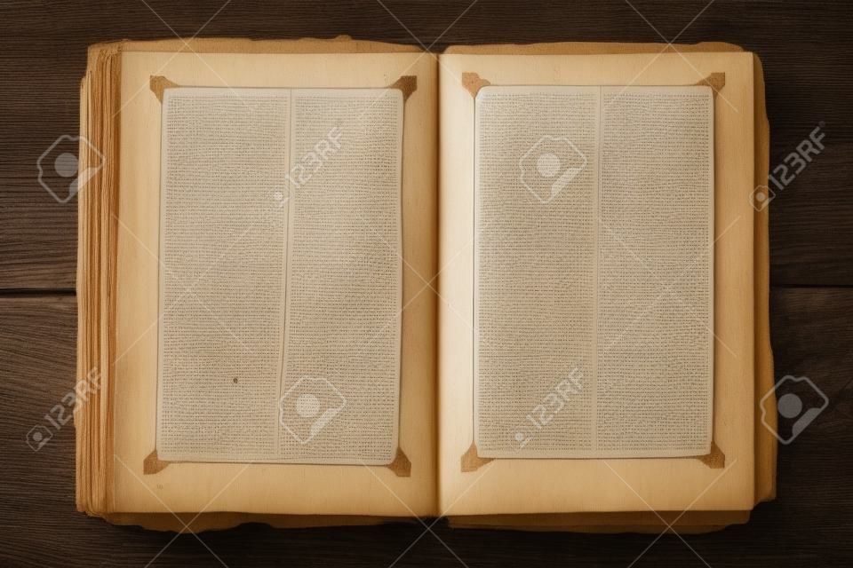 El antiguo abre libro y páginas vacías en la mesa de madera