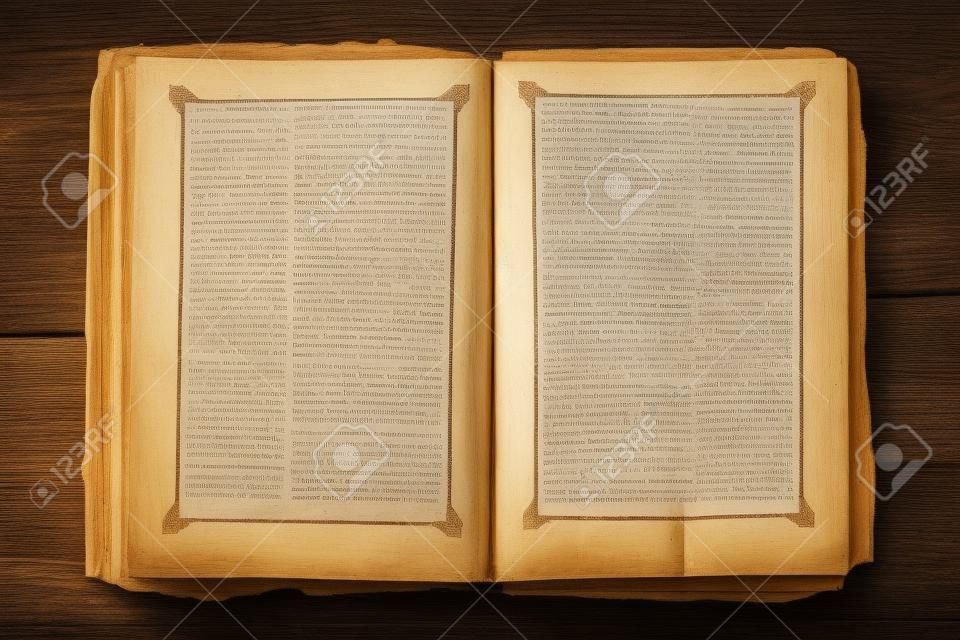 El antiguo abre libro y páginas vacías en la mesa de madera