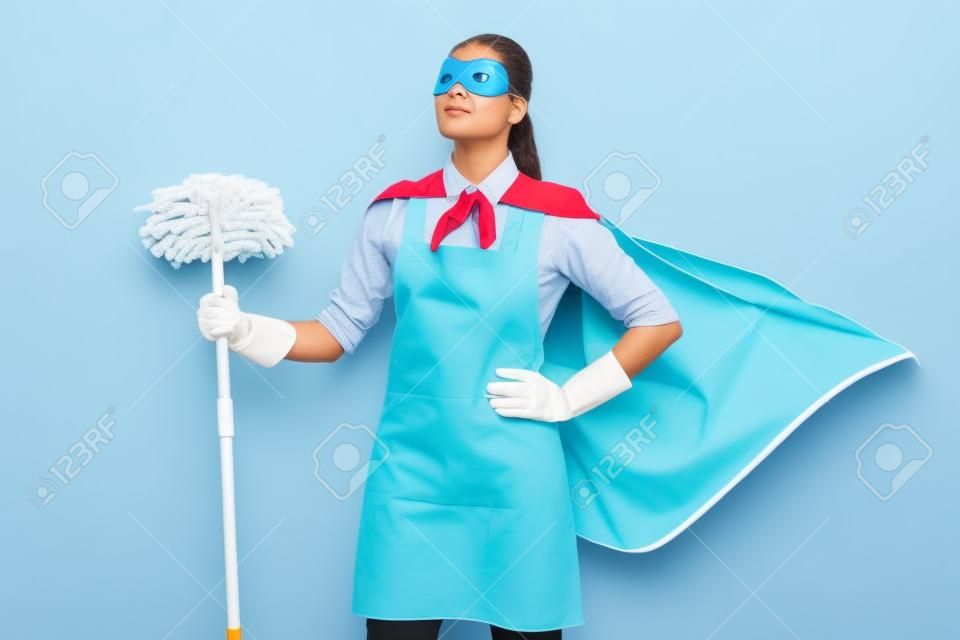 成功的自信混合种族清洗超级英雄家庭主妇清洁地板与拖把隔离在白色背景家务和家庭概念